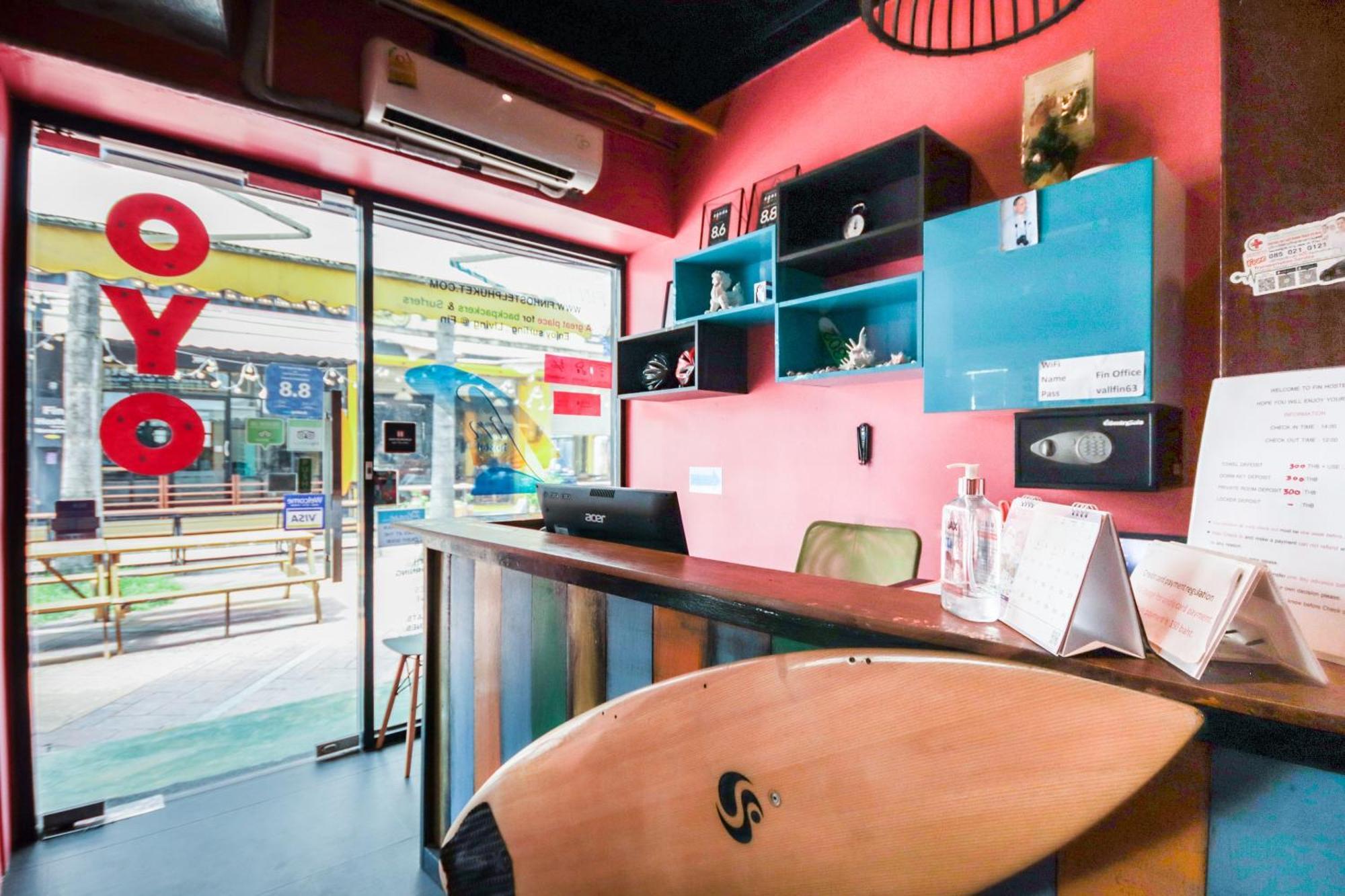 Oyo 1074 Fin Hostel Pantai Kata Bagian luar foto