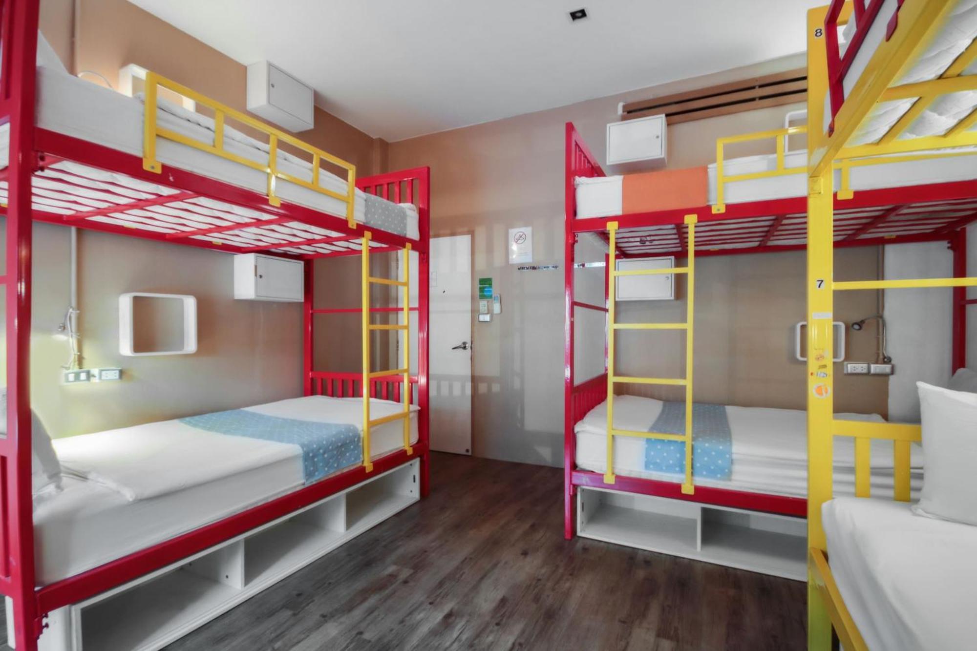 Oyo 1074 Fin Hostel Pantai Kata Bagian luar foto