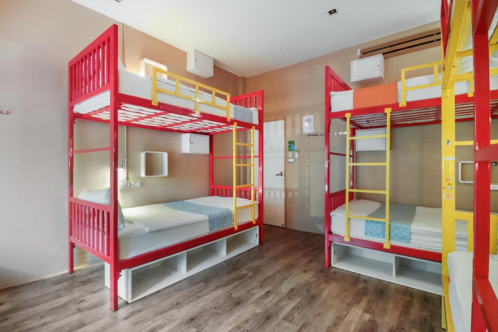 Oyo 1074 Fin Hostel Pantai Kata Bagian luar foto