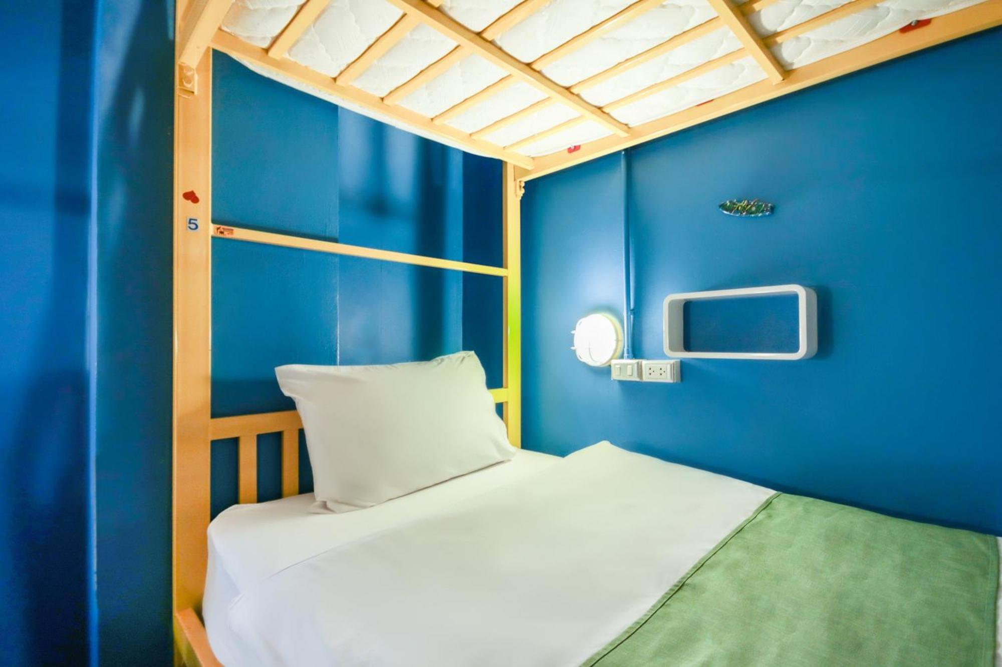 Oyo 1074 Fin Hostel Pantai Kata Bagian luar foto